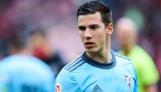 سانتي مينا بقميص سيلتا فيجو