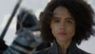 بإطلالة ذكورية وشعر حليق.. بطلة صراع العروش تحضر عرض فيلمها الجديد