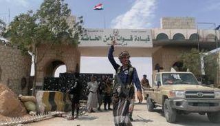 جندي من قوة دفاع شبوة أمام معسكر القوات الخاصة