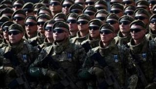 جنود اوكرانيون في عرض عسكري بمناسبة العيد الوطني العام الماضي