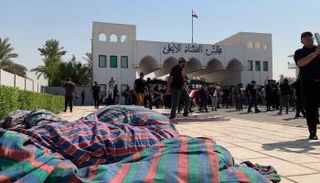 محتجون خلال نصب سرادق الاعتصام أمام مجلس القضاء