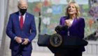 كورونا يهاجم جيل بايدن مجددا.. الرئيس يتشبث بالكمامة 