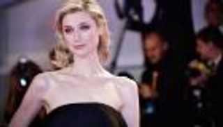 بـ"البيجامة".. بطلة مسلسل The Crown تتسوق في لندن (صور)