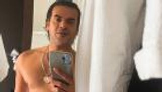 سامو زين في الحمام.. والجمهور: "احتشم" (فيديو)