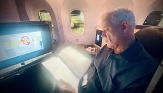 وزير الدفاع الإسرائيلي بيني جانتس في الطائرة