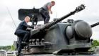 سخرية روسية من مستشار ألمانيا.. موقف محرج على ظهر دبابة