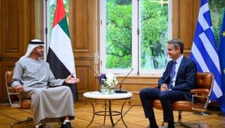 الشيخ محمد بن زايد آل نهيان خلال لقائه ميتسوتاكيس