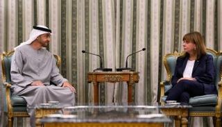 الشيخ محمد بن زايد آل نهيان رئيس دولة الإمارات خلال لقائه برئيسة اليونان