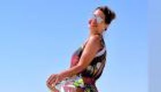 منة فضالي في إطلالة صيفية شديدة الجرأة.. "مايوه ونظارة" (صور)