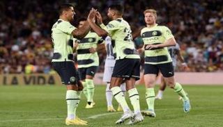 رياض محرز مع لاعبي مانشستر سيتي