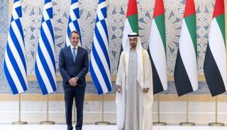 الشيخ محمد بن زايد آل نهيان خلال استقباله رئيس وزراء اليونان مايو الماضي- أرشيفية