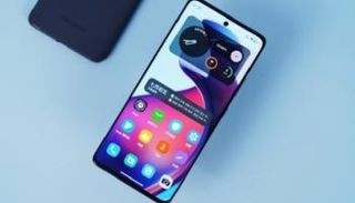 موتورولا تطلق أحد أفضل هواتف أندرويد لهذا العام