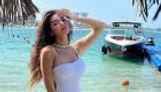 الراقصة جوهرة في إطلالة مثيرة بـ"البكيني".. أنوثة ورشاقة (صور)