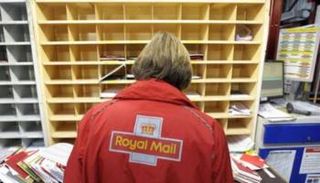 عامل من شركة رويال ميل البريطانية