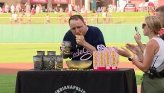 الأمريكي جوي شيستنت في مسابقة الفشار