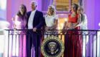 "صور خاصة" ويوميات "سرية".. تفاصيل سرقة ابنة بايدن