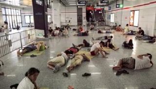 صينيون يفترشون طرقات المترو هربا من الحر