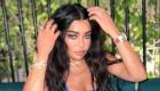 هيفاء وهبي تغازل الجمهور بإطلالة باهظة.. السر في "الشنطة"