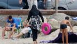 شتائم وعنصرية.. سياح فرنسيون يهاجمون مغربية بسبب البوركيني