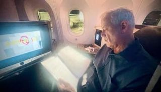 وزير الدفاع الإسرائيلي بيني جانتس في الطائرة