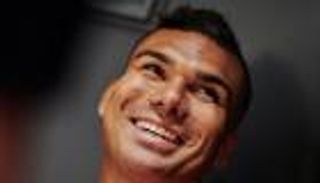 بضحكة ساخرة.. كاسيميرو يعلق على مشاركة مانشستر يونايتد في اليوروبا ليج (فيديو)