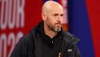 مانشستر يونايتد.. تين هاج يعاقب صحفيا بطريقة غريبة