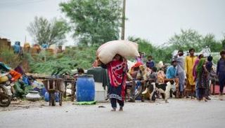 عشرات الآلاف يتركون ديارهم نتيجة الفيضانات في باكستان
