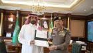 سعودي ينقذ أسرتين من الغرق في سيول جارفة (فيديو)