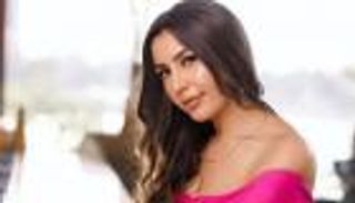 جنات تخطف الأنظار بفستان قصير و"ريش أبيض" (صور)