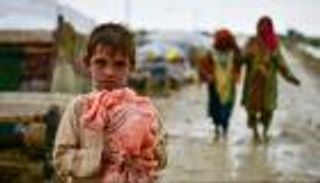 مشاهد مروعة من فيضانات باكستان.. ألف قتيل حتى الآن (فيديو)