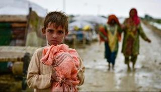  تسببت السيول والفيضانات في إصابة وتشريد الآلاف