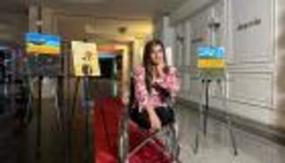 أصيبت بالشلل وفُجعت بوالدها.. فتاة عراقية تنتصر على الإرهاب بالرسم (صور)