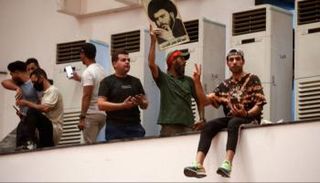 أنصار الصدر خلال اقتحام مبنى البرلمان العراقي الأخير