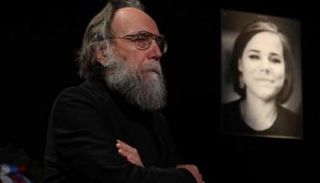 ألكسندر دوجين خلال تأبين ابنته داريا دوغينا