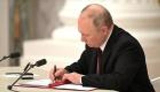 بوتين يغري الأوكرانيين.. معاشات شهرية وجوازات سفر