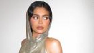 كايلي جينر تكشف اسم ابنها الجديد بطرقة غير متوقعة (فيديو)