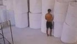 النيران تلتهم مصنعا في لمح البصر.. السر في "الفضول" (فيديو)