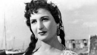 الفنانة نعيمة عاكف