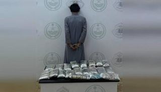 المتهم مع المخدرات المضبوطة