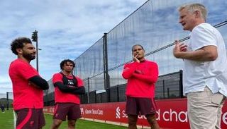 محمد صلاح مع ستيف كير أسطورة كرة السلة