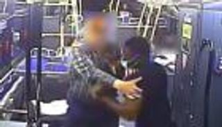 فيديو صادم.. لص يضرب رجلا من ذوي الهمم في نيويورك