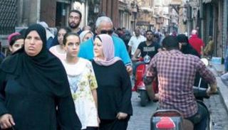 مصريون في أحد شوارع القاهرة - أرشيفية