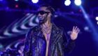 مصريون يطاردون محمد رمضان في شوارع القاهرة.. والأمن يتدخل (فيديو)