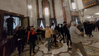 محتجون بالقصر الجمهوري عقب اقتحامه