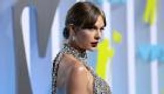 تايلور سويفت تحصد أكبر جائزة في حفل الأغاني المصورة (صور)