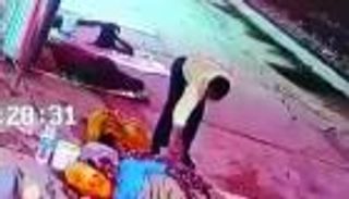 لص يخطف رضيعا من أحضان أمه النائمة على رصيف قطار بالهند (فيديو)