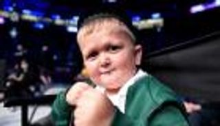 في أول جولة خطابية له.. وصول أشهر قزم في العالم إلى أستراليا (صور)