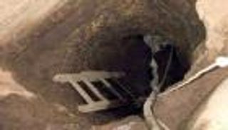 عصابة تنقيب عن الآثار تقود لكشف أثري فرعوني في مصر