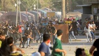 اشتباكات بين محتجين وقوات الأمن بالمنطقة الخضراء في بغداد