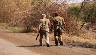 جنود أوكرانيين في ساحات القتال